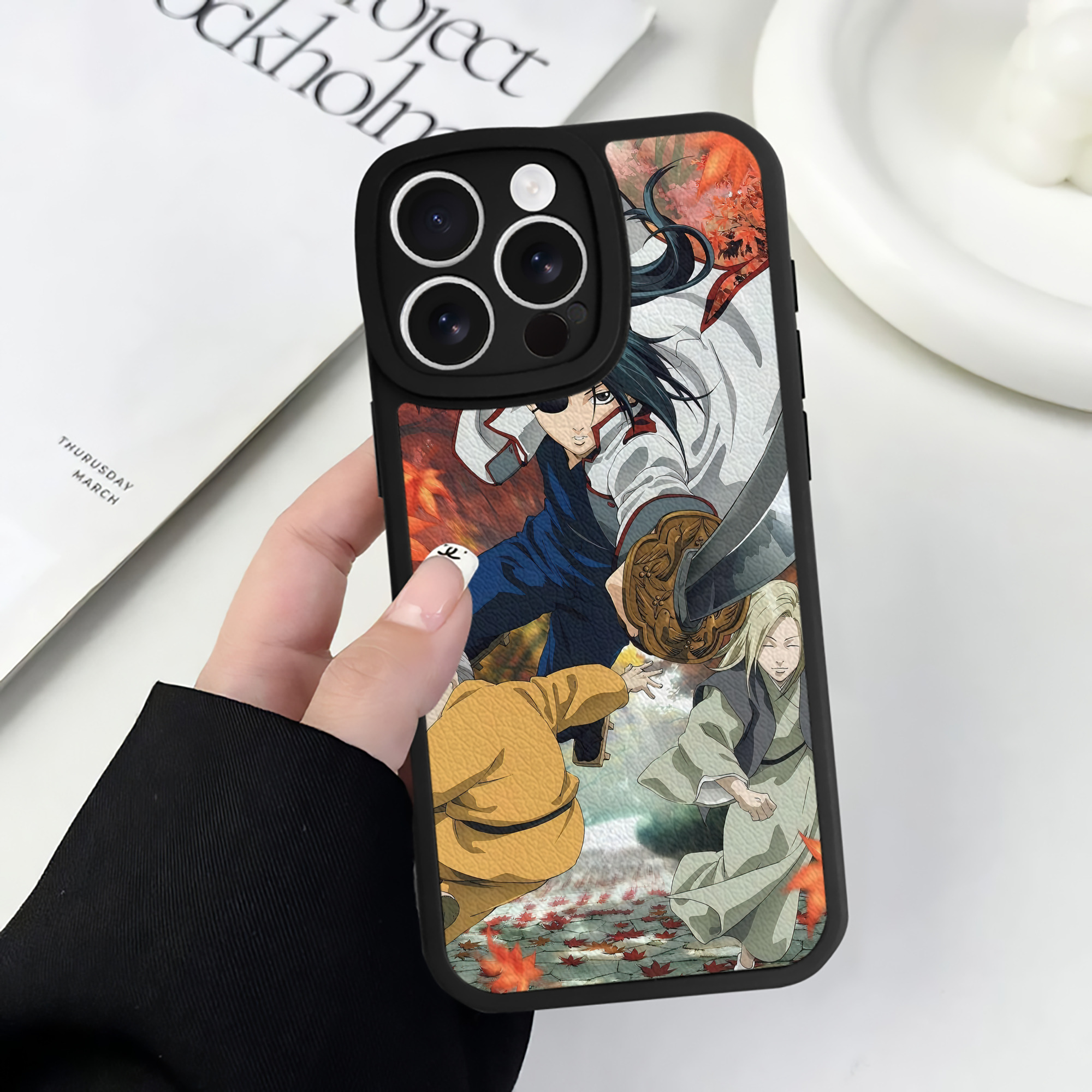 （画像用） ぎんたま 坂田銀時（さかたぎんとき） 神楽 志村新八（しむら しんぱち） GINTAMA Sakata Gintoki Kagura Shimura Shinpachi 【iPhone 16シリーズ対応】シリコンスマホケース（レザー調） 材質：シリコン